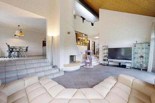 salon avec plafond voûté, vaulted ceiling, télévision, cloison sèche, et drywall