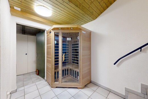 espace intérieur avec inside property, wood ceiling, et tile floor