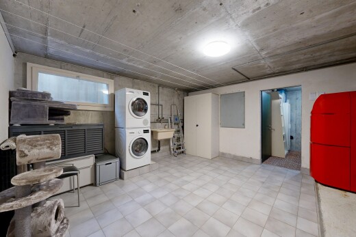buanderie avec buanderie, sous-sol, inside property, lave-linge et sèche-linge superposés, et cloison sèche