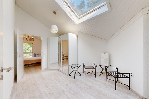 espace intérieur avec lumière naturelle, natural light, sol en finition bois, wood finish floor, et lustre remarquable