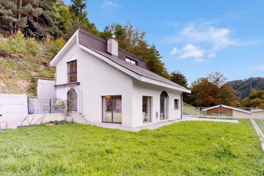 façade avec from property, day time, bardage en stuc, clôture, et pelouse