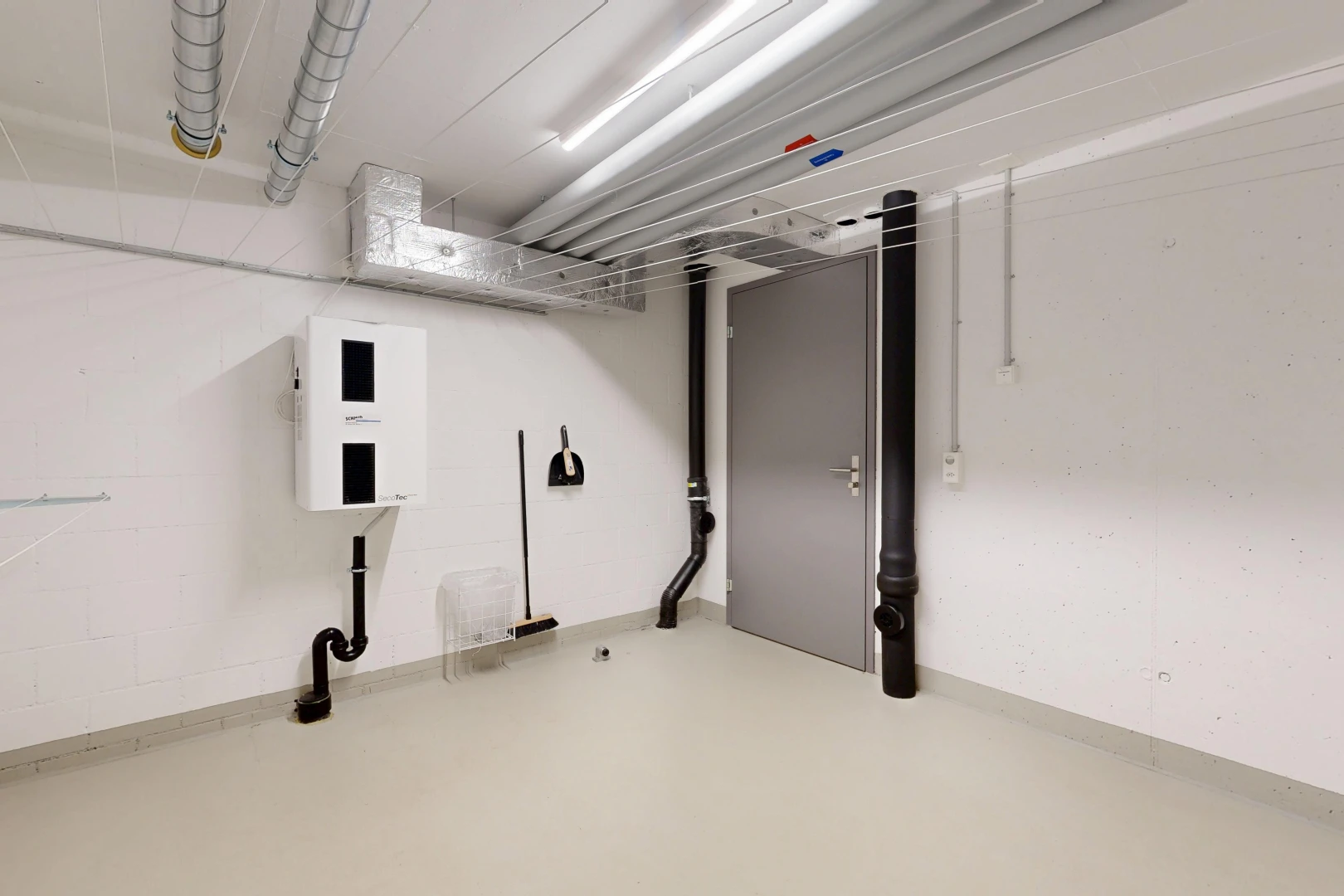spare room featuring concrete flooring