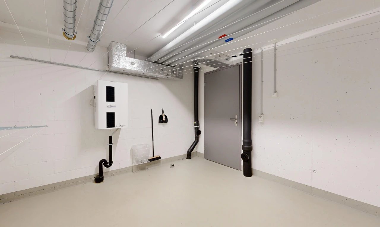 spare room featuring concrete flooring