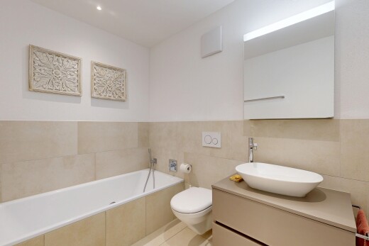 salle de bains avec évier, bain, miroir, salle de bain complète, et éclairage encastré