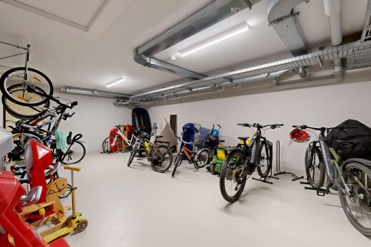 gym avec garage, sol en béton, concrete floor, inside property, et cloison sèche
