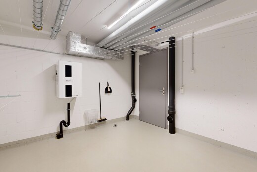 pièce vide avec concrete floor, sol en béton, finished concrete floor, inside community, et sous-sol