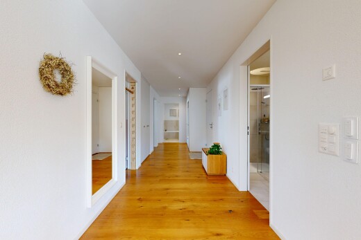 couloir avec wood finish floor, sol en finition bois, éclairage encastré, light floor, et inside property