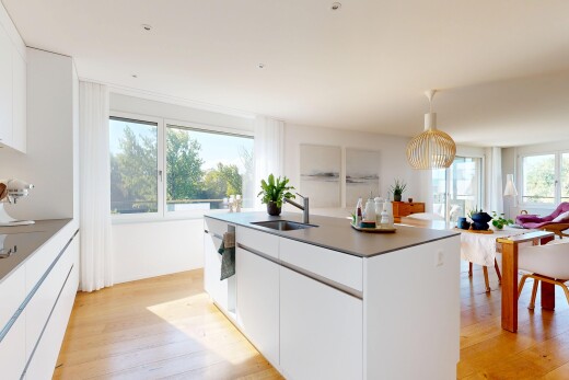 cuisine avec white cabinets, armoires blanches, kitchen island sink, light floor, et évier