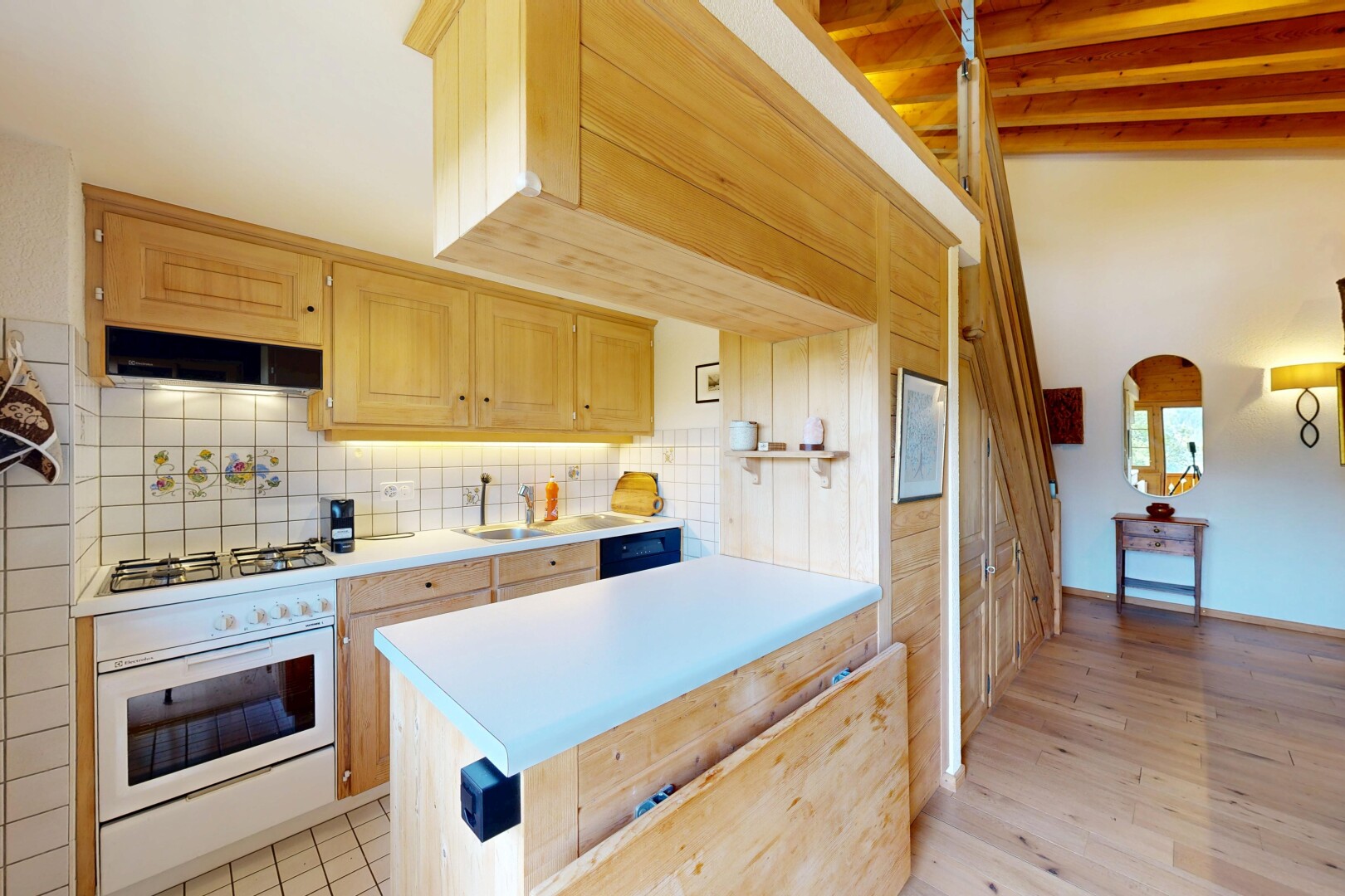 cuisine avec armoires marron clair, light brown cabinets, plans de travail, light countertops, et light floor