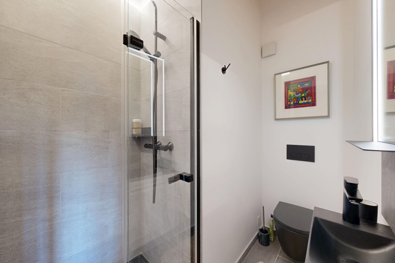 salle de bains avec douche, salle de bain complète, cloison sèche, drywall, et inside property