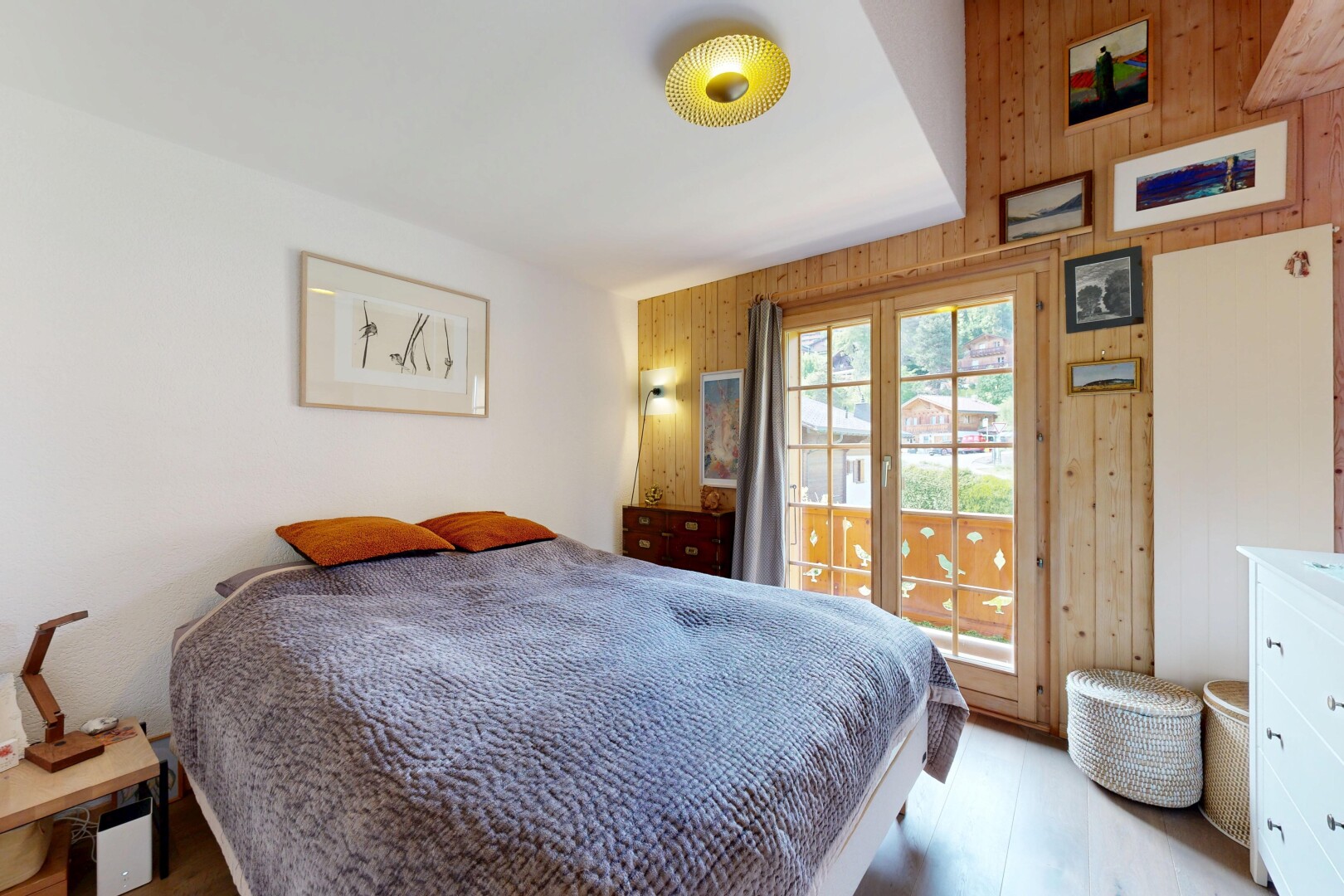 chambre avec wood wall, mur en bois, inside property, accès à l'extérieur, et natural light