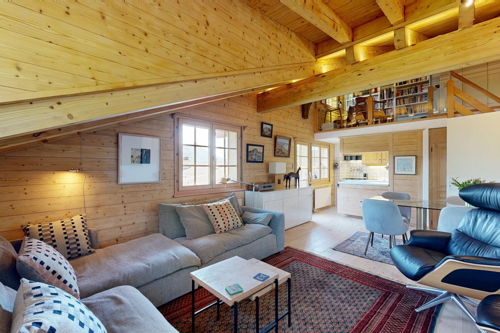 salon avec inside property, mur en bois, wood wall, plafond en bois, et wood ceiling