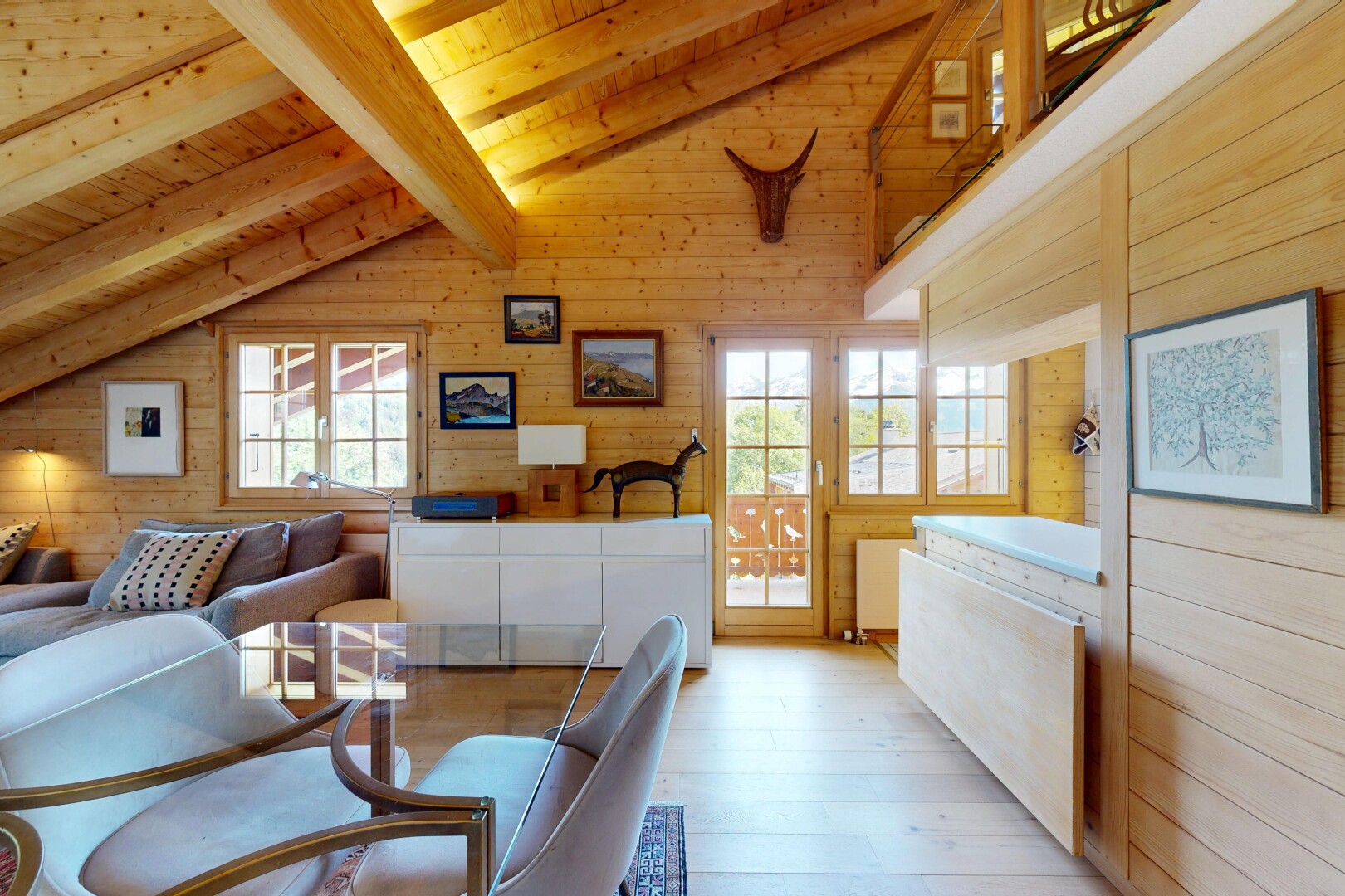 salon avec wood wall, mur en bois, wood finish floor, sol en finition bois, et beamed ceiling