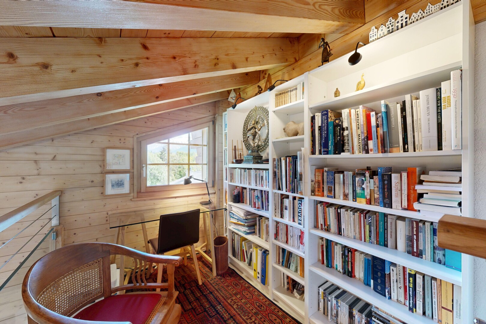 bureau avec wood wall, mur en bois, inside property, natural light, et lumière naturelle