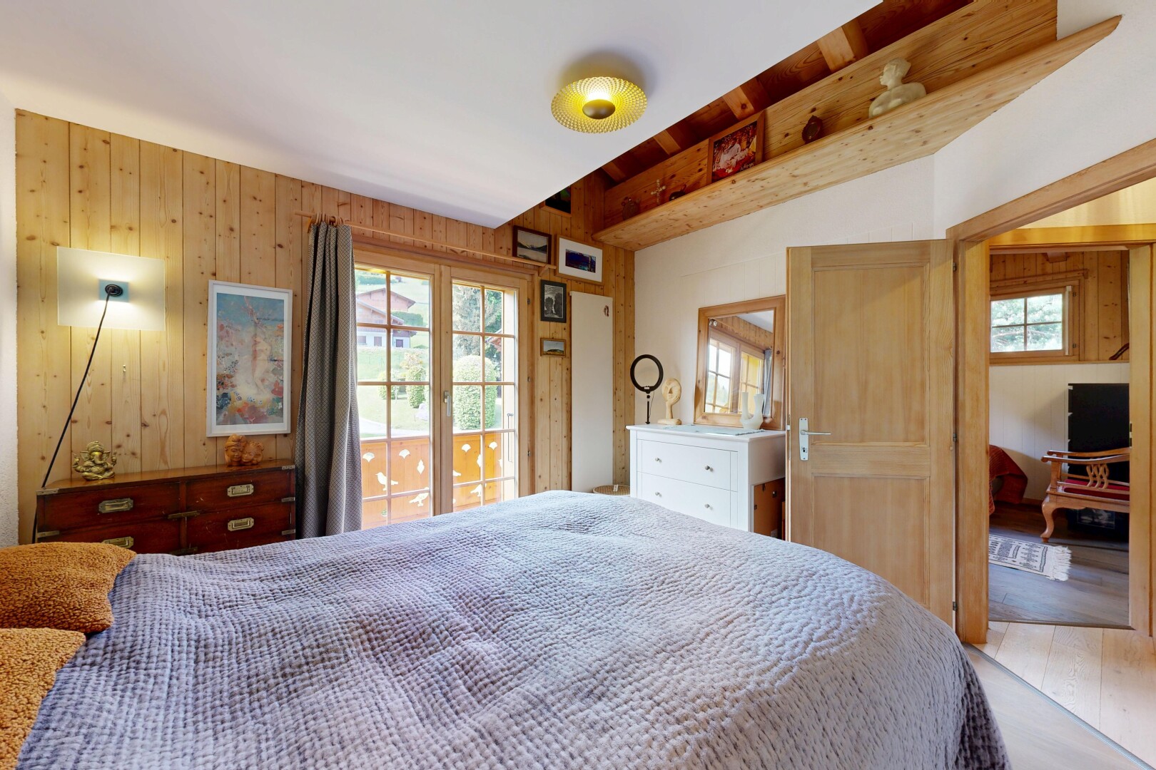 chambre avec wood wall, mur en bois, inside property, accès à l'extérieur, et natural light