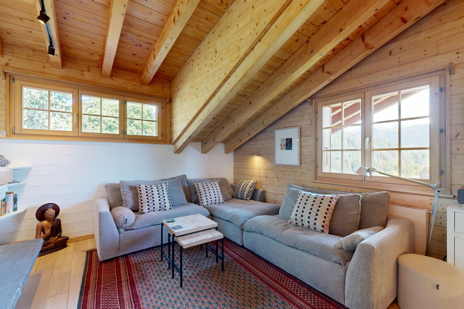 salon avec plafond bas, low ceiling, plafond à poutres, beamed ceiling, et inside property