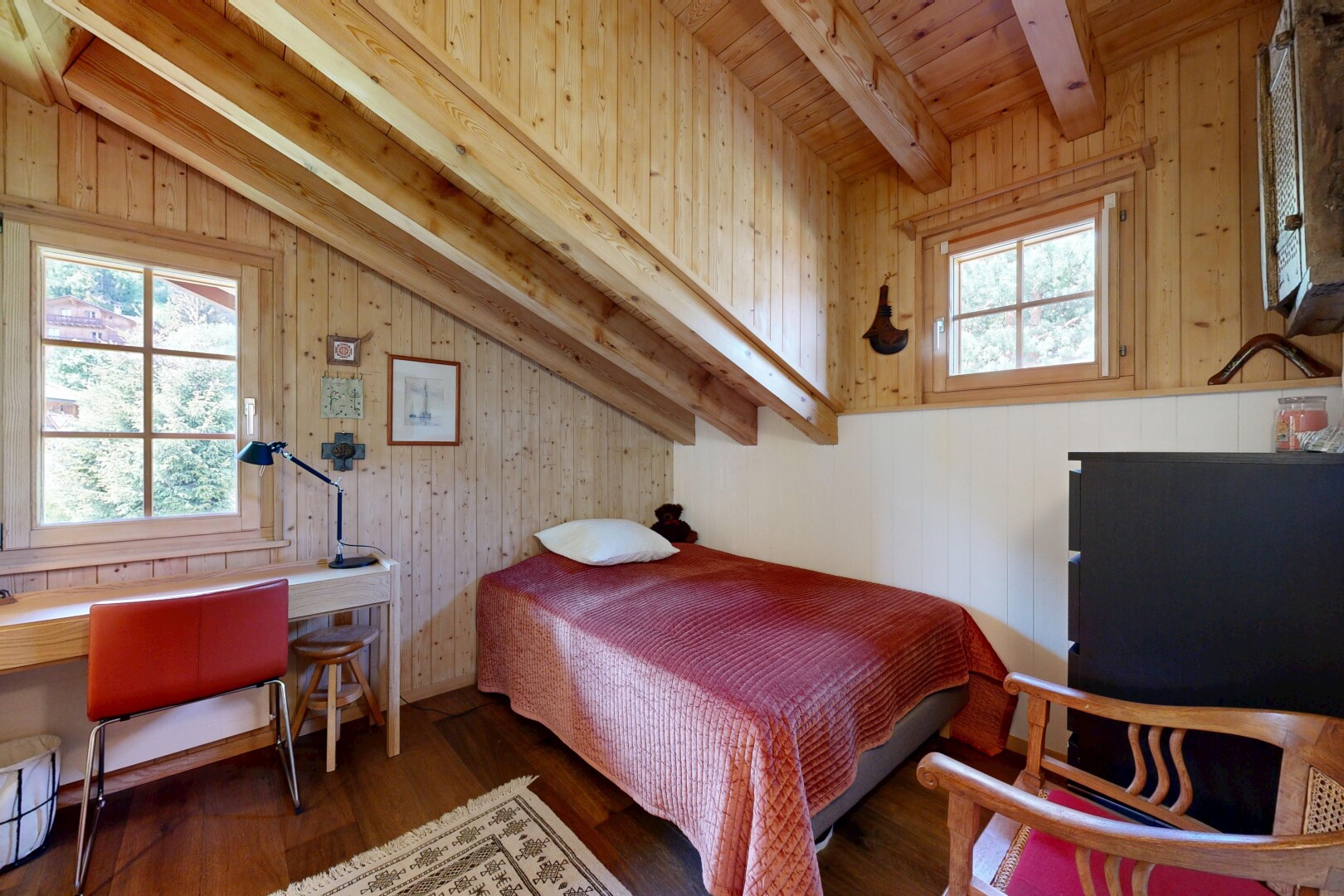 chambre avec plafond à poutres, beamed ceiling, lumière naturelle, natural light, et mur en bois