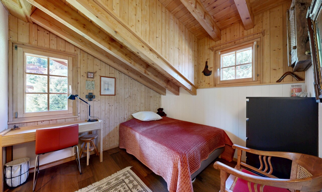 chambre avec plafond à poutres, beamed ceiling, lumière naturelle, natural light, et mur en bois
