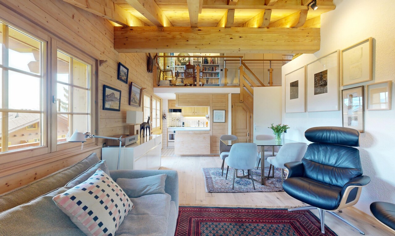 salon avec sol en finition bois, wood finish floor, inside property, lumière naturelle, et natural light