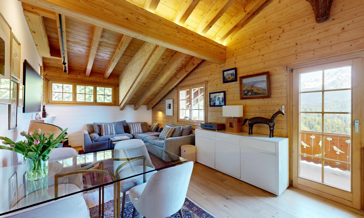 salon / salle à manger avec inside property, plafond à poutres, beamed ceiling, sol en finition bois, et wood finish floor