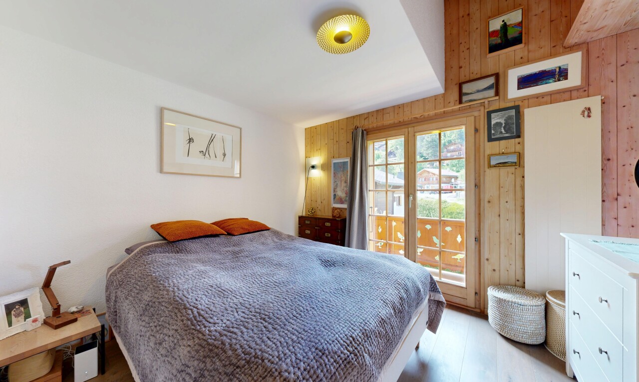 chambre avec wood wall, mur en bois, inside property, accès à l'extérieur, et natural light