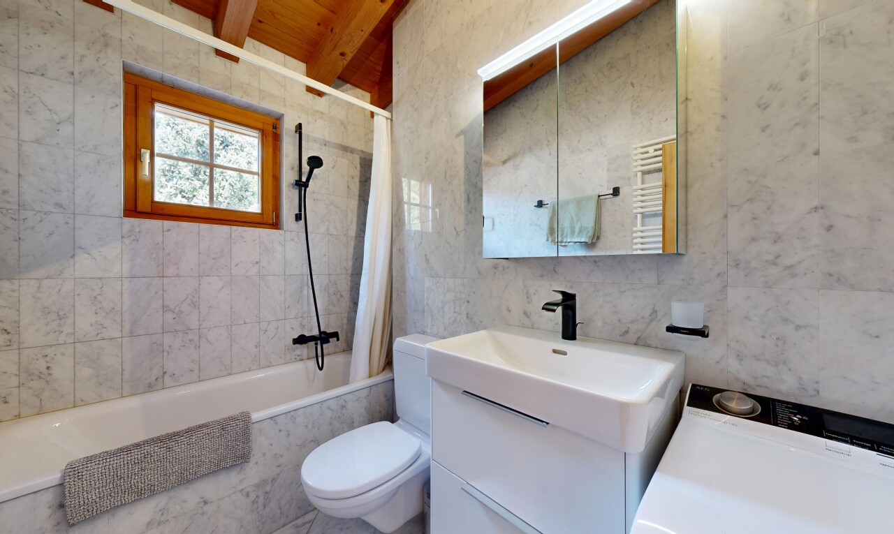 salle de bains avec chauffe-serviettes, salle de bain complète, lavabo (ou coiffeuse selon le contexte), miroir, et douche-bain combinés