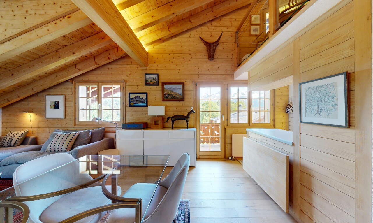 salon avec wood wall, mur en bois, wood finish floor, sol en finition bois, et beamed ceiling