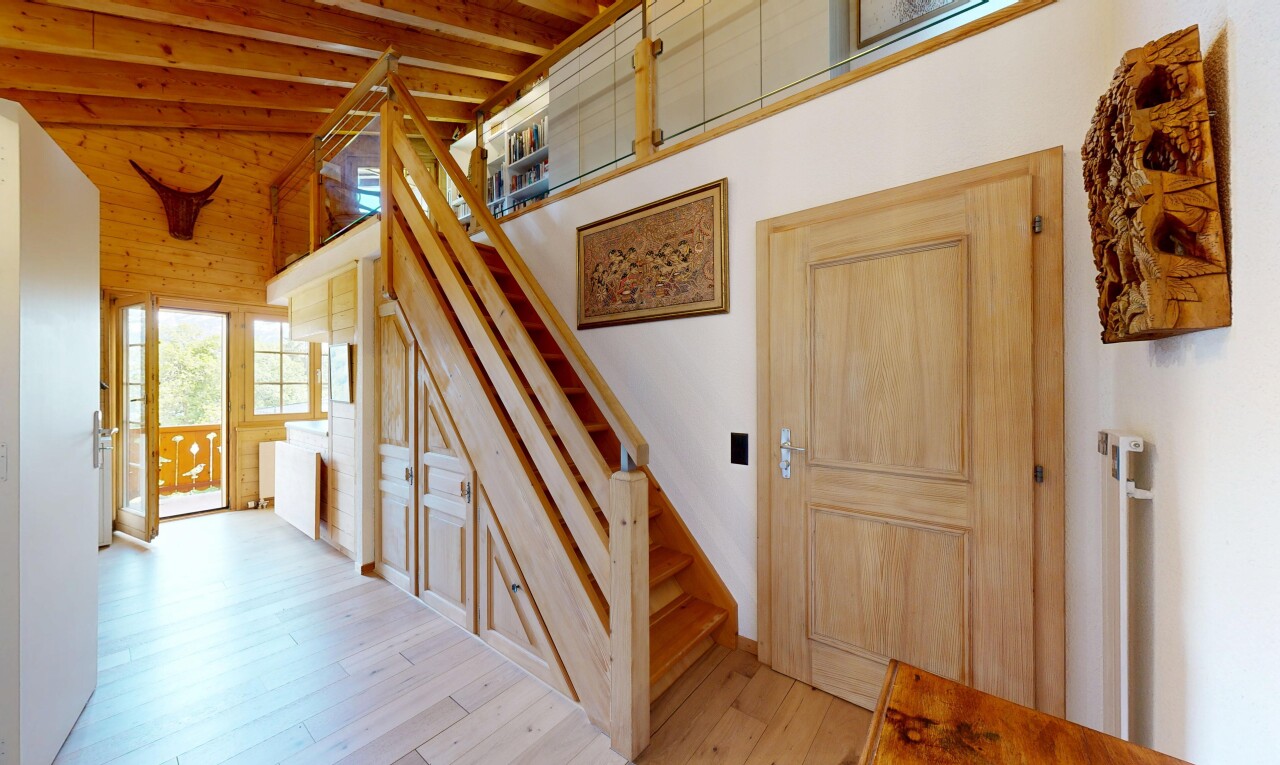 escaliers avec inside property, escaliers, wood finish floor, sol en finition bois, et natural light
