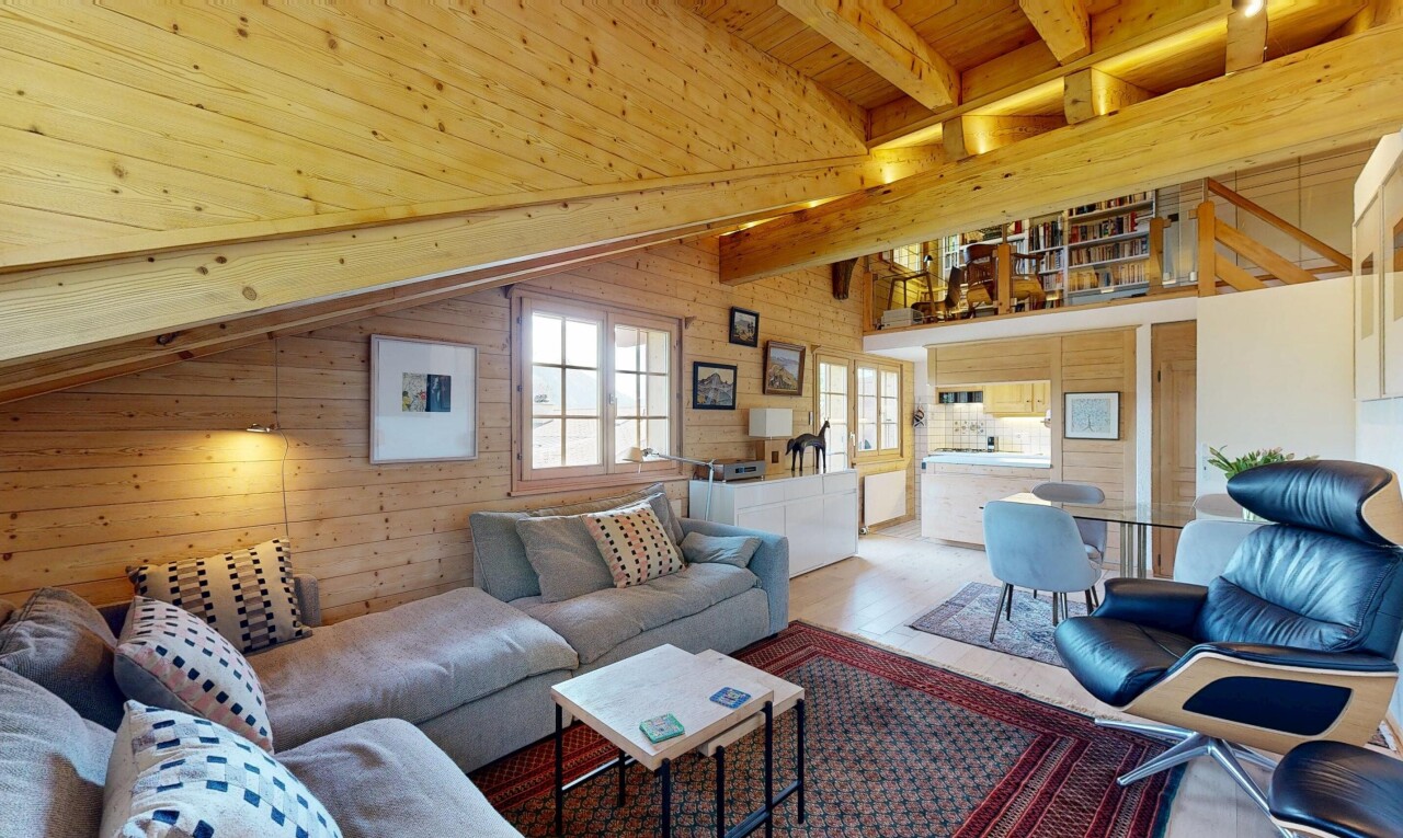 salon avec inside property, mur en bois, wood wall, plafond en bois, et wood ceiling