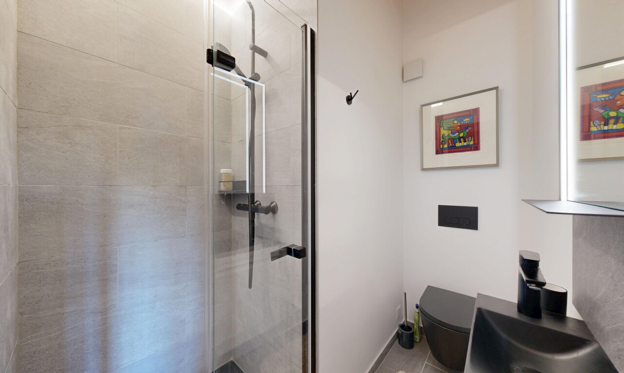 salle de bains avec douche, salle de bain complète, cloison sèche, drywall, et inside property
