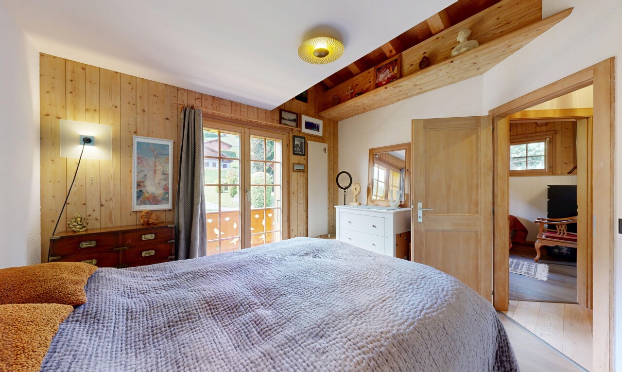 chambre avec wood wall, mur en bois, inside property, accès à l'extérieur, et natural light