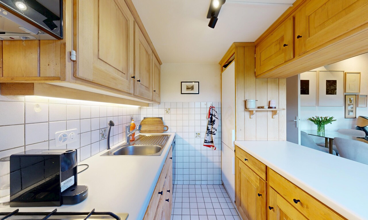 cuisine avec light countertops, plans de travail, inside property, hotte, et évier