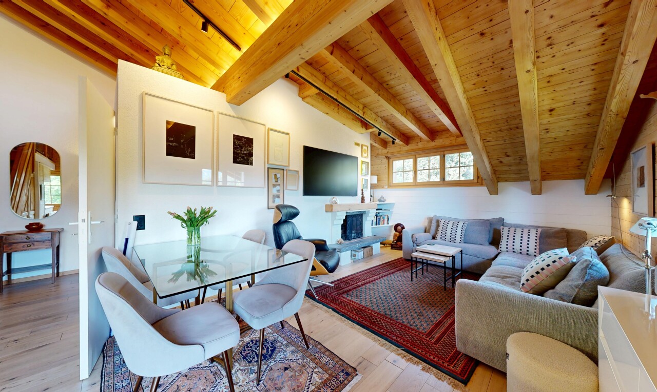 salon / salle à manger avec beamed ceiling, plafond à poutres, wood ceiling, plafond en bois, et cheminée