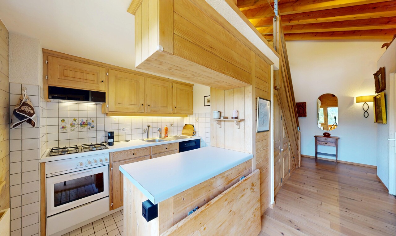 cuisine avec armoires marron clair, light brown cabinets, plans de travail, light countertops, et light floor