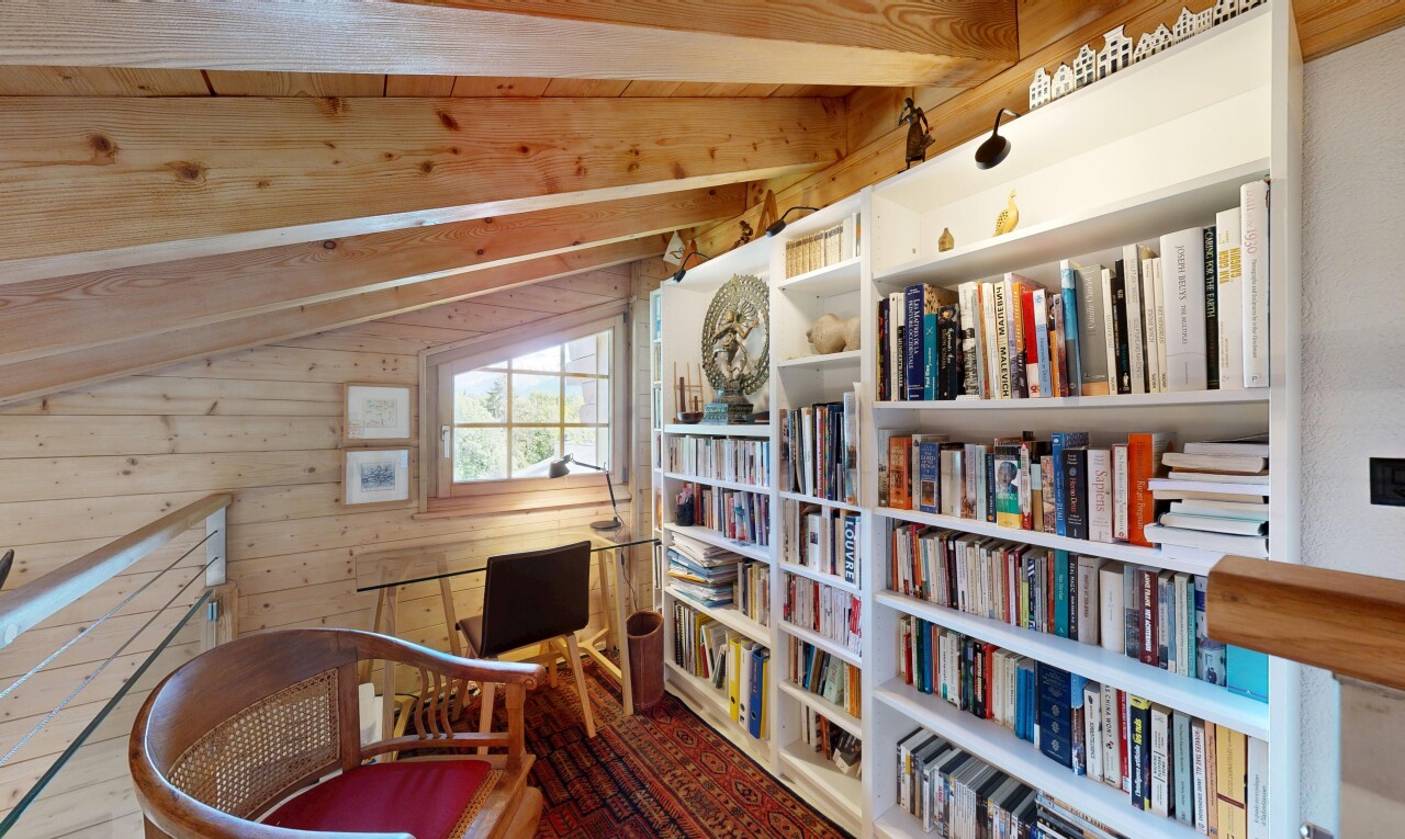 bureau avec wood wall, mur en bois, inside property, natural light, et lumière naturelle