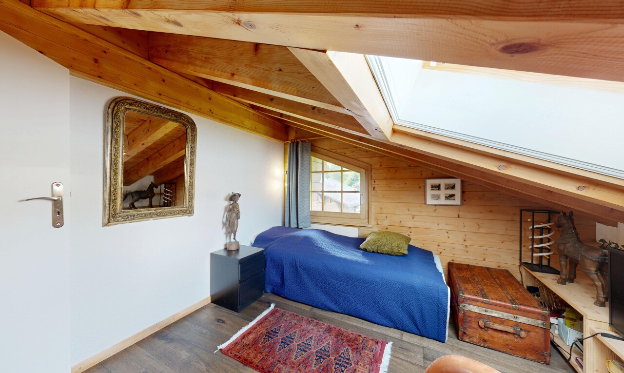 chambre avec sol en finition bois, wood finish floor, plafond voûté, vaulted ceiling, et lumière naturelle
