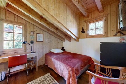 chambre avec plafond à poutres, beamed ceiling, lumière naturelle, natural light, et mur en bois