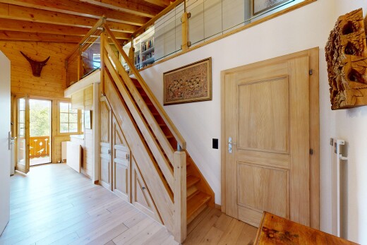 escaliers avec inside property, escaliers, wood finish floor, sol en finition bois, et natural light