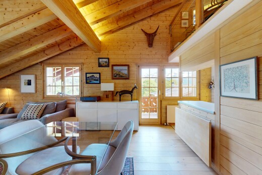 salon avec wood wall, mur en bois, wood finish floor, sol en finition bois, et beamed ceiling