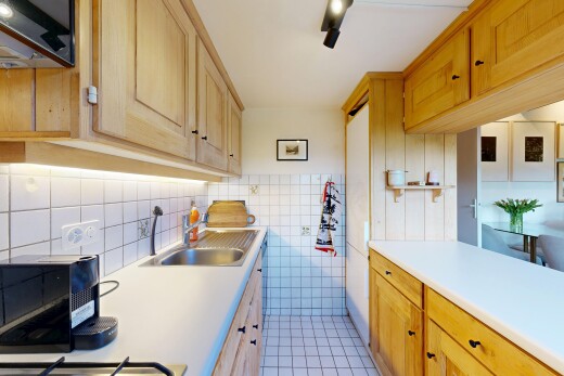 cuisine avec light countertops, plans de travail, inside property, hotte, et évier