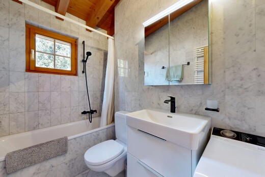 salle de bains avec chauffe-serviettes, salle de bain complète, lavabo (ou coiffeuse selon le contexte), miroir, et douche-bain combinés