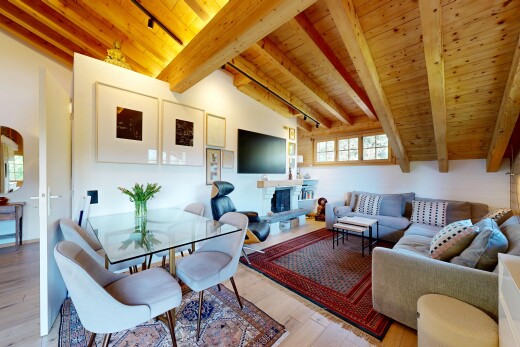 salon / salle à manger avec beamed ceiling, plafond à poutres, wood ceiling, plafond en bois, et cheminée