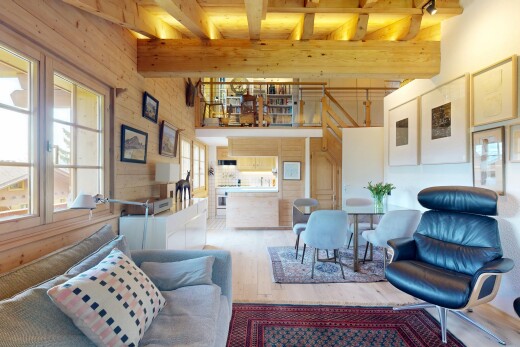 salon avec sol en finition bois, wood finish floor, inside property, lumière naturelle, et natural light