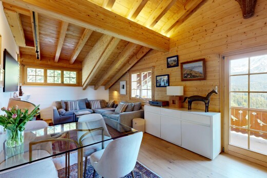 salon / salle à manger avec inside property, plafond à poutres, beamed ceiling, sol en finition bois, et wood finish floor
