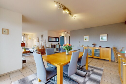 esszimmer mit gipskartonwand und fliesenboden