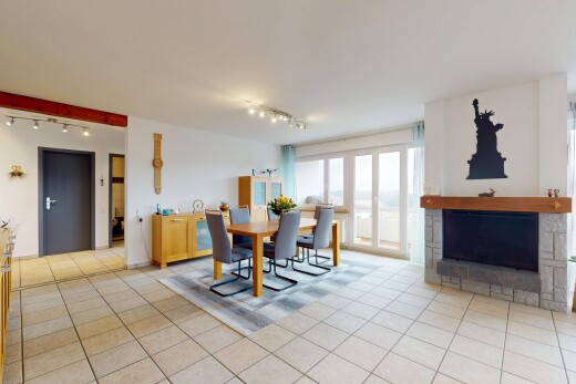 esszimmer mit deckenbeleuchtung, natürliches licht, gipskartonwand, und fliesenboden