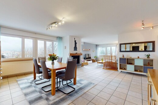 wohn- / esszimmer mit kamin, gipskartonwand, natürliches licht, und fliesenboden