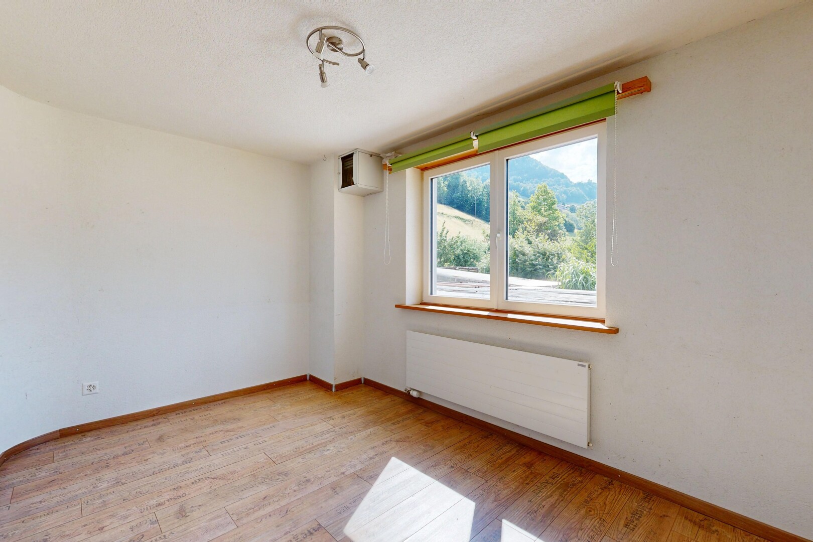 leerer raum mit kühler, sockelleisten, baseboards wall, holzfußboden, und wood finish floor