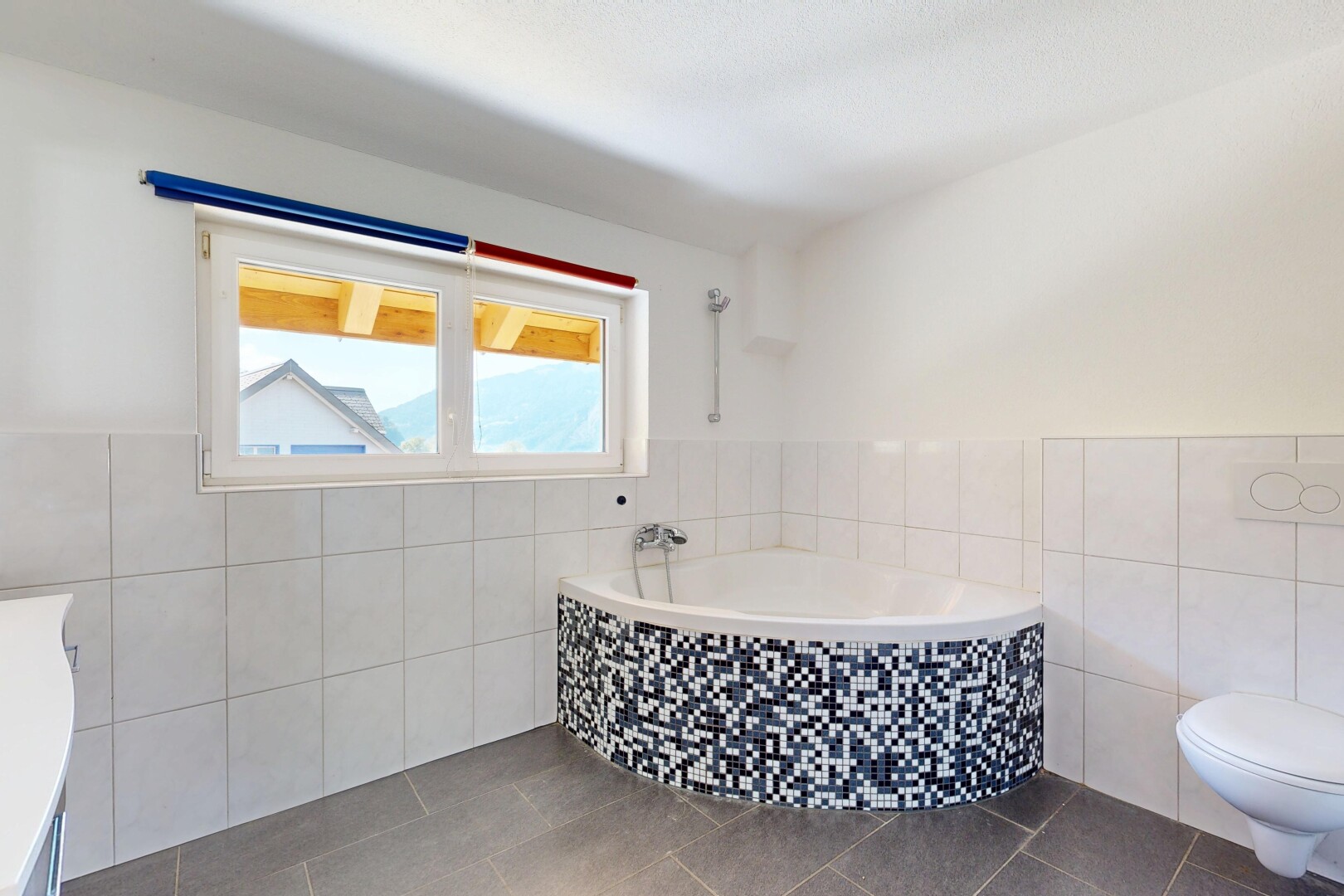 bad mit fliesenwand, tile wall, komplettes badezimmer, inside property, und natürliches licht
