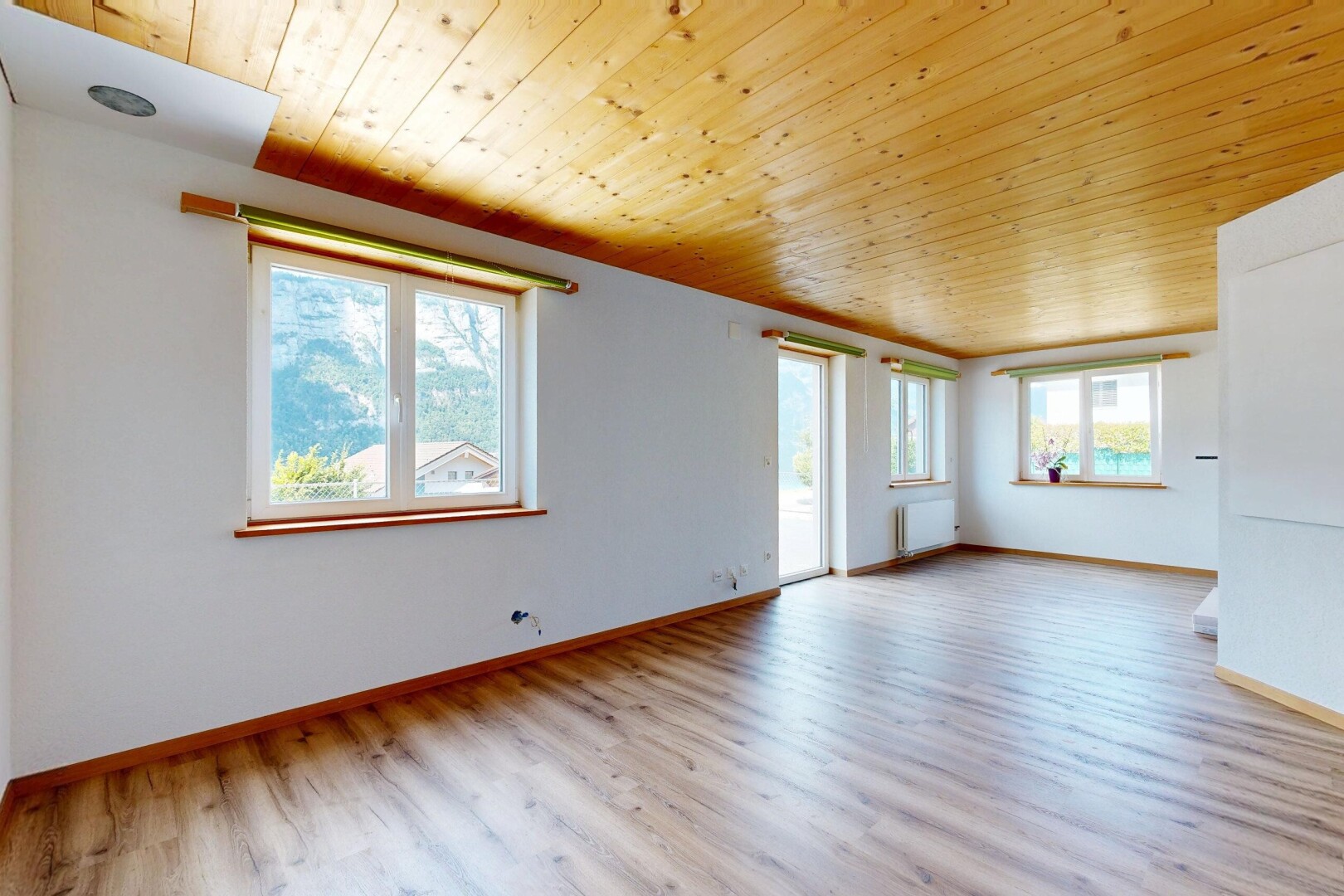 leerer raum mit holzdecke, wood ceiling, holzfußboden, wood finish floor, und gipskartonwand